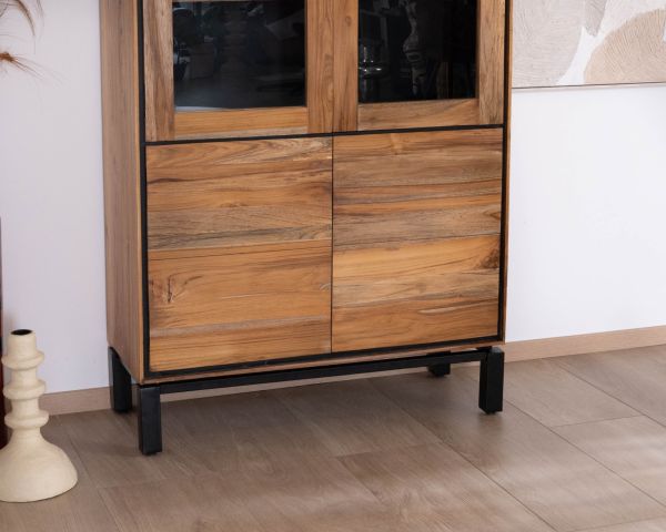 Piccolo comò in vetro "Olonie" in stile contemporaneo in teak naturale, acacia e metallo nero 