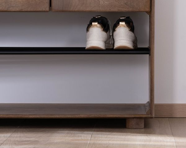 Scarpiera "Geta" in mango massiccio con contenitori