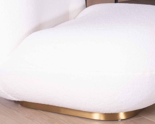 Fauteuil bas tissu blanc bouclé et socle métal doré "Gilt antique'