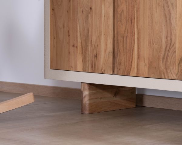 Grande credenza bassa "Miona" a 4 ante in stile organico e contemporaneo