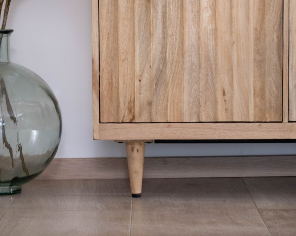 Credenza a 3 ante "Lanora" in legno massiccio di mango con frontali scanalati Stile contemporaneo Japandi