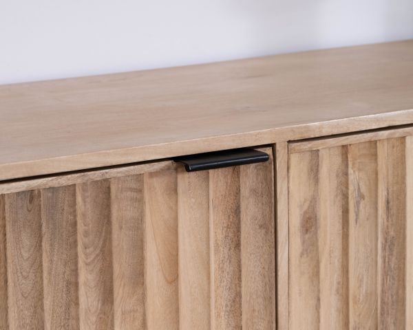 Credenza a 3 ante "Lanora" in legno massiccio di mango con frontali scanalati Stile contemporaneo Japandi