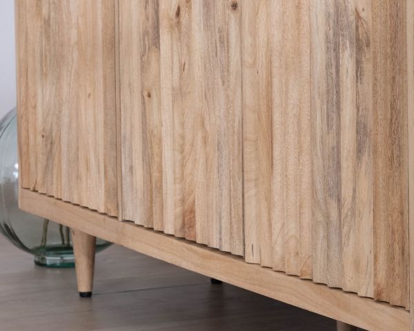 Credenza a 3 ante "Lanora" in legno massiccio di mango con frontali scanalati Stile contemporaneo Japandi