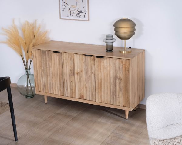 Credenza a 3 ante "Lanora" in legno massiccio di mango con frontali scanalati Stile contemporaneo Japandi