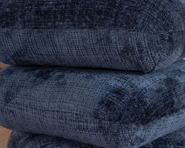 Pouf girevole moderno "Flow" in tessuto intrecciato blu notte con finitura satinata, forma organica