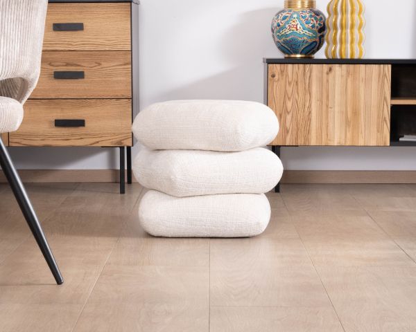 Pouf girevole in stile contemporaneo "Flow" in tessuto a trama ecrù con lucentezza setosa