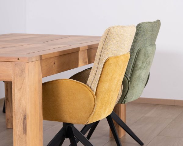 Set di 2 sedie "Eddy" in tessuto morbido verde con braccioli e base girevole in metallo