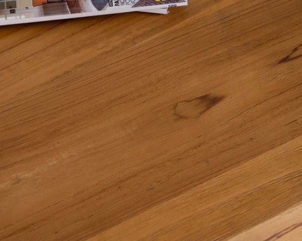 Tavolino in stile loft in teak recuperato "Lasia" con base in metallo nero a forma di U