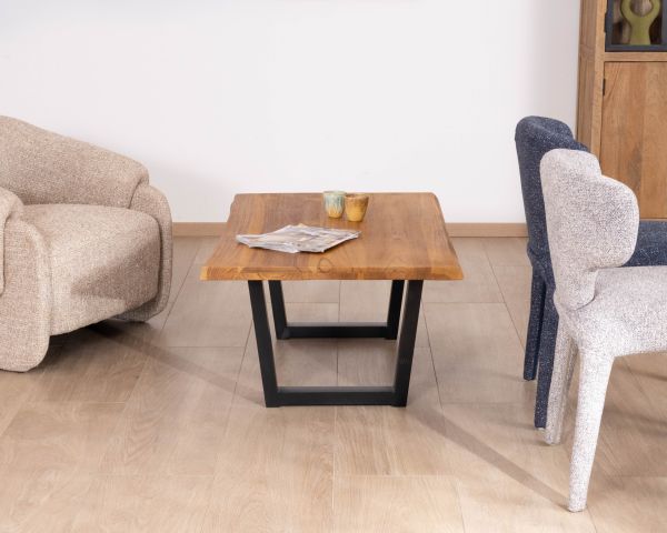 Tavolino in stile loft in teak recuperato "Lasia" con base in metallo nero a forma di U