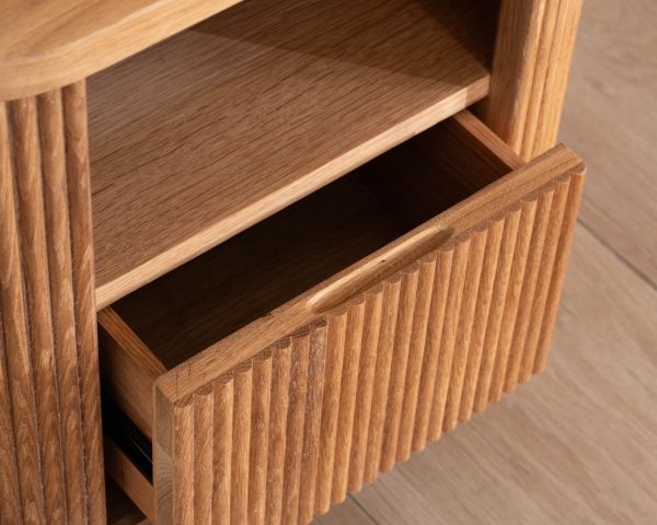 Comodino "Winton" in rovere oliato con rilievo striato 1 cassetto