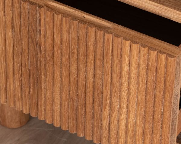 Comodino "Winton" in rovere oliato con rilievo striato 1 cassetto
