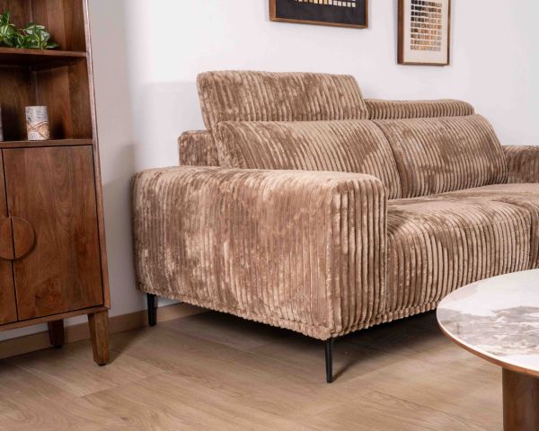 Divano a 3 posti "Utsun" in ampio velluto cammello con poggiatesta ribaltabili