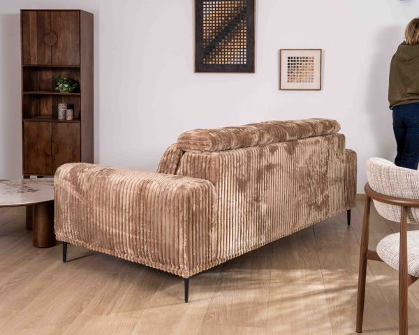 Divano a 3 posti "Utsun" in ampio velluto cammello con poggiatesta ribaltabili