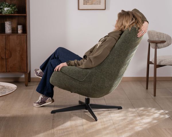 Poltrona girevole "Mado" in tessuto bouclette verde kaki dal tatto naturale e dal comfort generoso
