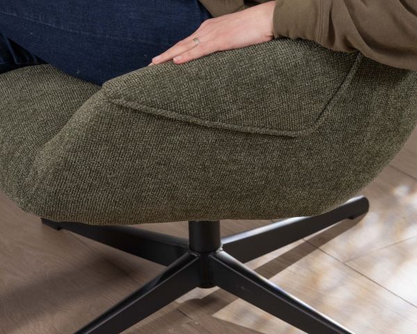 Poltrona girevole "Mado" in tessuto bouclette verde kaki dal tatto naturale e dal comfort generoso