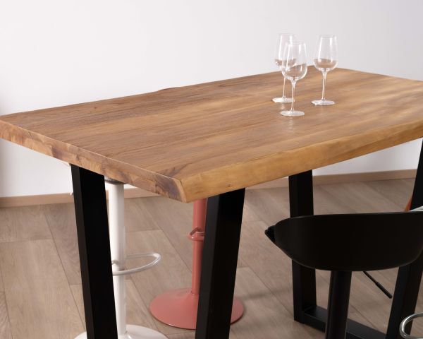 Tavolo alto in stile laboratorio in teak massiccio recuperato "Lasia" con base in metallo nero a forma di U