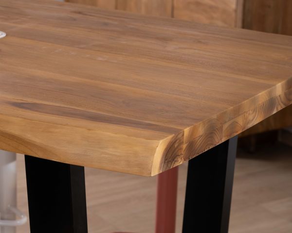 Tavolo alto in stile laboratorio in teak massiccio recuperato "Lasia" con base in metallo nero a forma di U