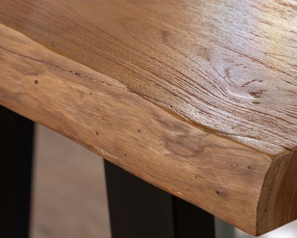 Tavolo alto in stile laboratorio in teak massiccio recuperato "Lasia" con base in metallo nero a forma di U