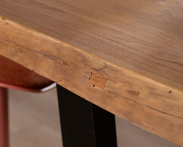 Tavolo alto in stile laboratorio in teak massiccio recuperato "Lasia" con base in metallo nero a forma di U