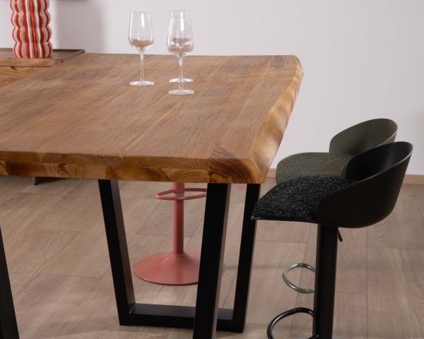 Tavolo alto in stile laboratorio in teak massiccio recuperato "Lasia" con base in metallo nero a forma di U