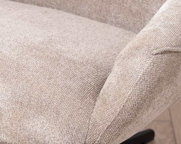 Poltrona lounge girevole e reclinabile "Mado" in tessuto bouclette color tortora, design confortevole e avvolgente
