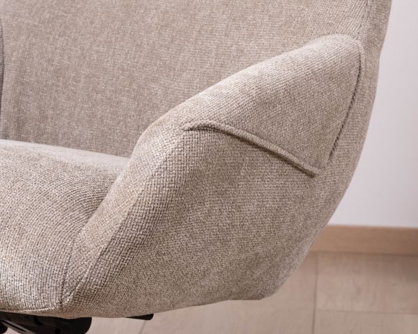 Poltrona lounge girevole e reclinabile "Mado" in tessuto bouclette color tortora, design confortevole e avvolgente