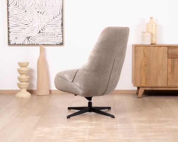 Poltrona lounge girevole e reclinabile "Mado" in tessuto bouclette color tortora, design confortevole e avvolgente