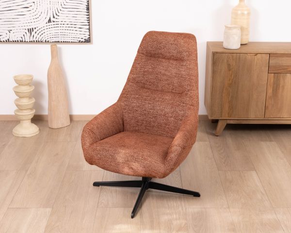 Poltrona girevole e reclinabile "Mado" in tessuto bouclette terracotta, silhouette organica