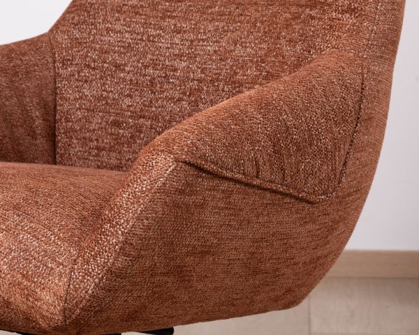 Poltrona girevole e reclinabile "Mado" in tessuto bouclette terracotta, silhouette organica