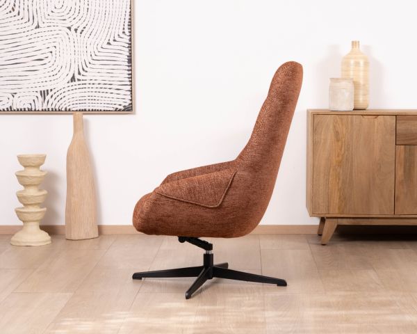 Poltrona girevole e reclinabile "Mado" in tessuto bouclette terracotta, silhouette organica