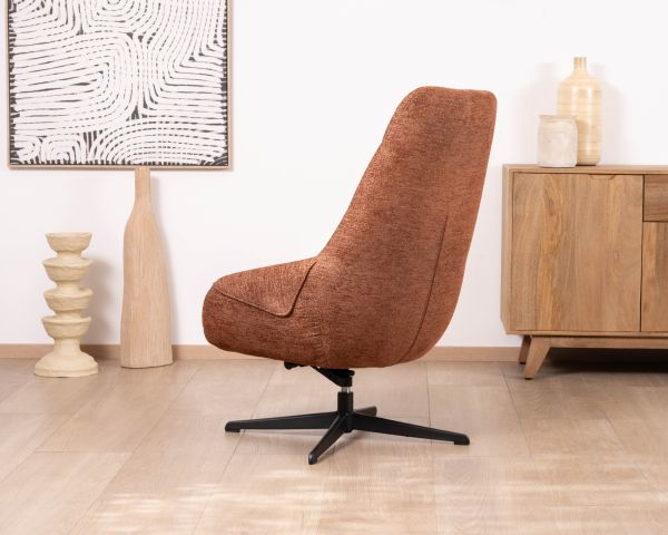 Poltrona girevole e reclinabile "Mado" in tessuto bouclette terracotta, silhouette organica