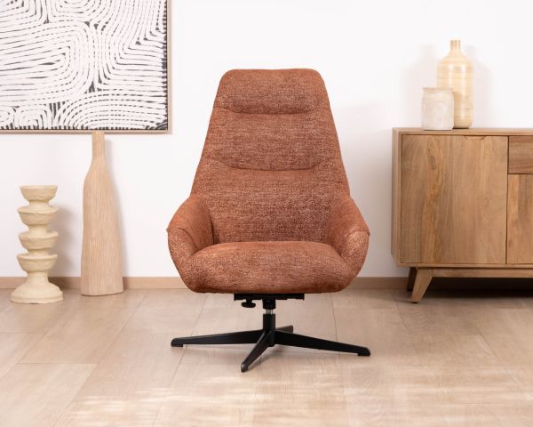 Poltrona girevole e reclinabile "Mado" in tessuto bouclette terracotta, silhouette organica