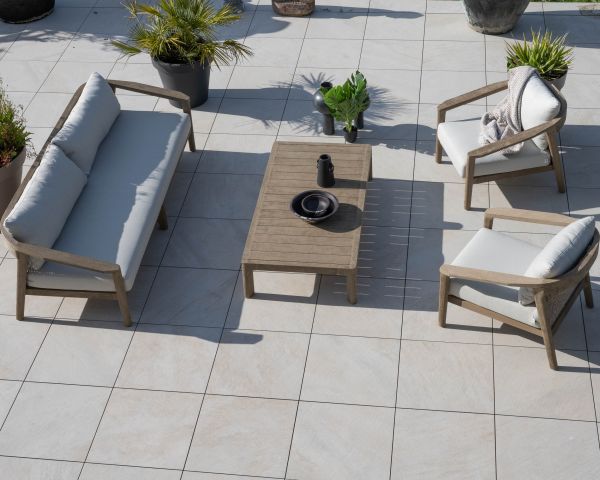 Set da esterno "Verona": divano a 3 posti e poltrone in teak grigio e sabbiato