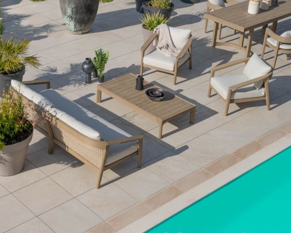 Set da esterno "Verona": divano a 3 posti e poltrone in teak grigio e sabbiato