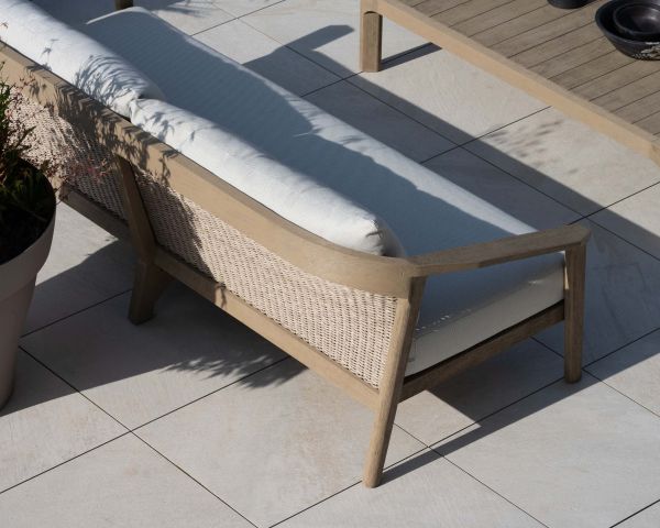 Set da esterno "Verona": divano a 3 posti e poltrone in teak grigio e sabbiato