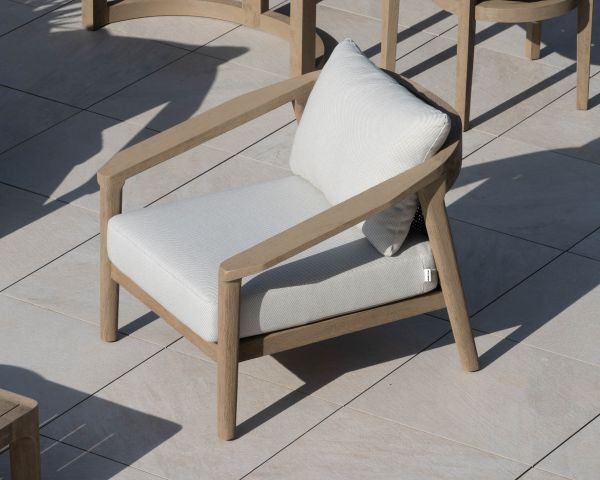 Set da esterno "Verona": divano a 3 posti e poltrone in teak grigio e sabbiato