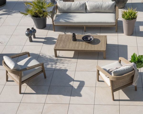 Set da esterno "Verona": divano a 3 posti e poltrone in teak grigio e sabbiato