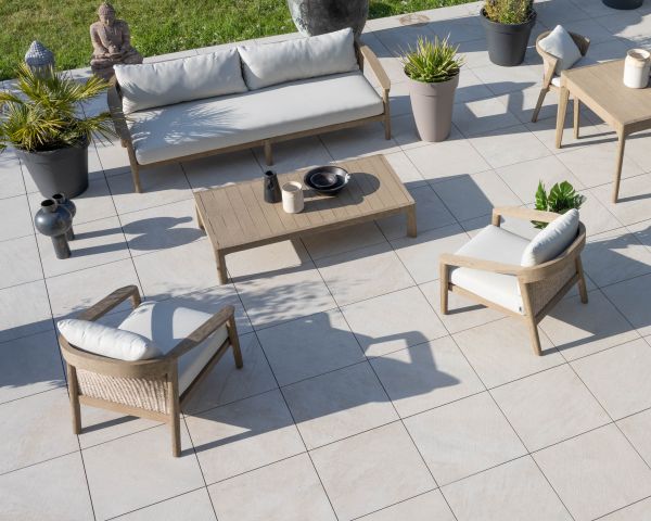 Set da esterno "Verona": divano a 3 posti e poltrone in teak grigio e sabbiato