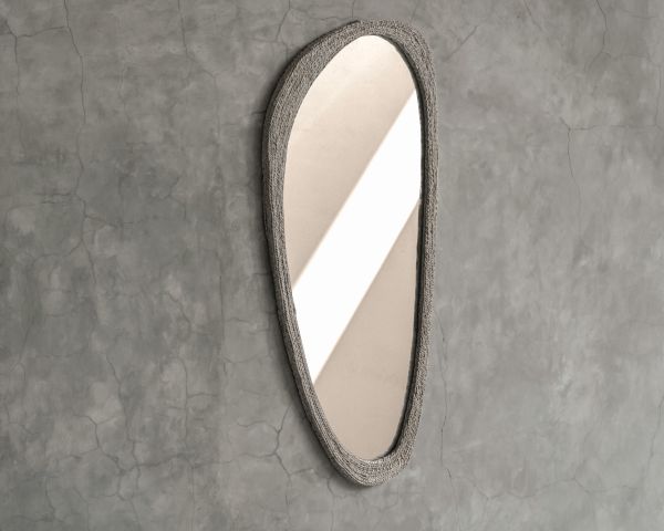 Specchio di forma organica "Solira" con cornice in corda alto 130 cm