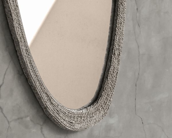 Specchio di forma organica "Solira" con cornice in corda alto 130 cm