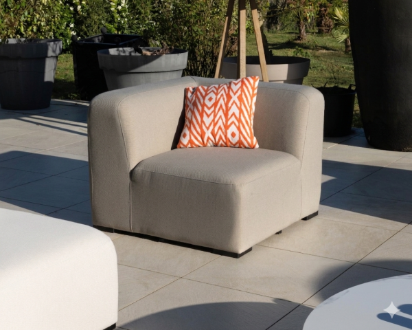 Modulo angolare in tessuto beige per il divano modulare da esterno "Miroly Bay" dal design organico
