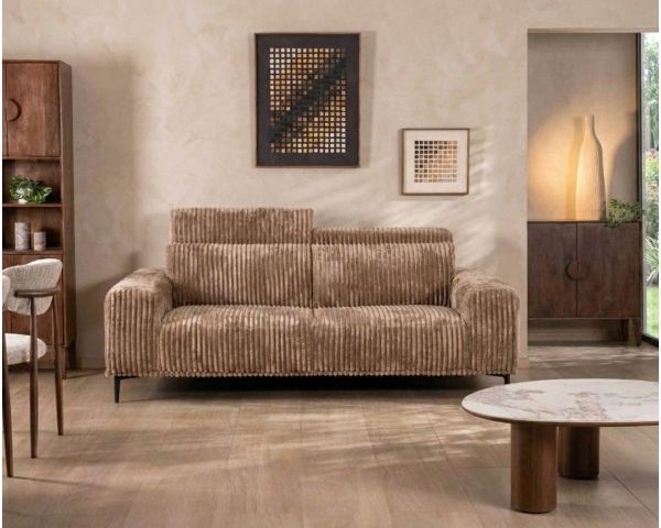 Divano a 3 posti "Utsun" in ampio velluto cammello con poggiatesta ribaltabili