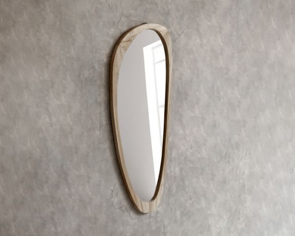 Specchio di forma organica "Solira" con cornice in legno alta 130 cm