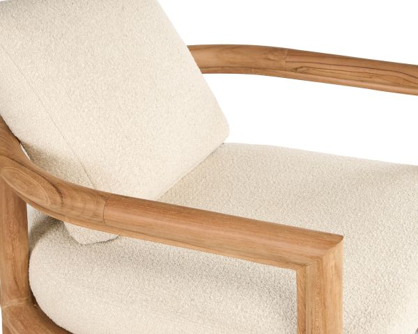 Poltrona da giardino avvolgente "Alizé" in teak massiccio con cuscini in bouclé color écru
