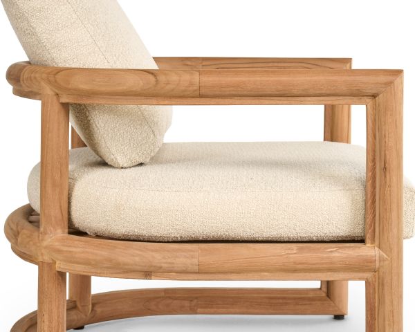 Poltrona da giardino avvolgente "Alizé" in teak massiccio con cuscini in bouclé color écru