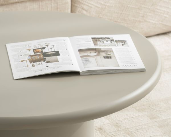 Tavolino rotondo beige "Nalya" con gamba centrale