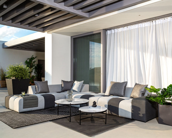 Divano angolare moderno su terrazza