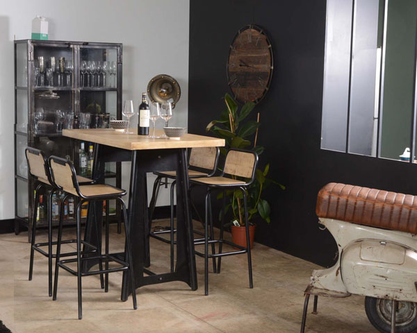 Tavolo alto e sgabello da bar in stile industriale